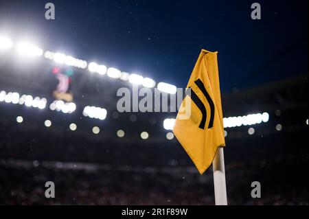 Turin, Italien. 11. Mai 2023 Eine Eckflagge mit dem Logo des FC Juventus ist vor dem Halbfinale der UEFA Europa League im ersten Fußballspiel zwischen dem FC Juventus und dem FC Sevilla zu sehen. Kredit: Nicolò Campo/Alamy Live News Stockfoto