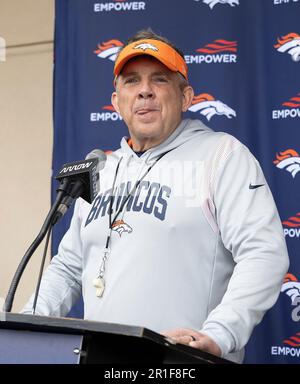 Englewood, Colorado, USA. 13. Mai 2023. Der Cheftrainer der Broncos spricht nach dem Broncos Rookie Training Camp in der Denver Broncos Übungseinrichtung am Samstagnachmittag mit den Medien. (Kreditbild: © Hector Acevedo/ZUMA Press Wire) NUR REDAKTIONELLE VERWENDUNG! Nicht für den kommerziellen GEBRAUCH! Stockfoto