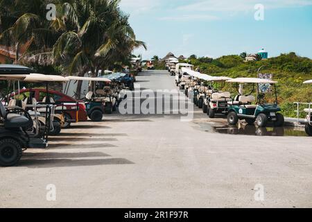 Golfwagen säumen die Straßen von Isla Mujeres, Yucatan, Mexiko. Die Buggys sind eine beliebte Art, die Insel zu erkunden Stockfoto