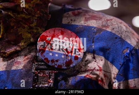 Orlando, Florida, USA. 13. Mai 2023. 13. Mai 2023, Orlando, FL: A ''Purge'' Button auf einer Schaufensterpuppe während Bizarre World, ab jährlicher Ausstellung von Kuriositäten und Cosplay. (Kreditbild: © Dominic Gwinn/ZUMA Press Wire) NUR REDAKTIONELLE VERWENDUNG! Nicht für den kommerziellen GEBRAUCH! Stockfoto