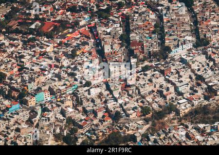 Ein Luftblick auf die bunten Wände und Dächer von Häusern in den Außenbezirken von Mexiko-Stadt Stockfoto