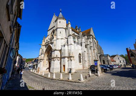 Die Geburtskirche in der mittelalterlichen Stadt Moret-sur-Loing in seine et Marne, Frankreich Stockfoto