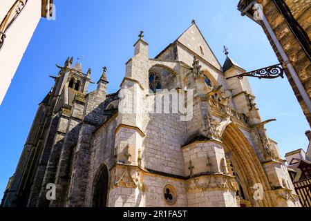 Fassade der gotischen Geburtskirche mit fliegenden Stollen in der mittelalterlichen Stadt Moret-sur-Loing in seine et Marne, Frankreich Stockfoto