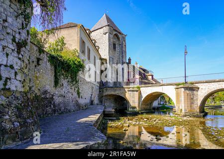 Steinbrücke über den Fluss Loing in Richtung Burgund Gate Tower in der mittelalterlichen Stadt Moret-sur-Loing in seine et Marne, Frankreich Stockfoto