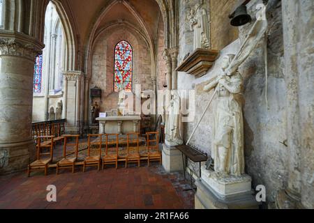 Das Innere der Geburtskirche in der mittelalterlichen Stadt Moret-sur-Loing in seine et Marne, Frankreich Stockfoto