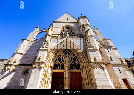 Fassade der gotischen Geburtskirche mit fliegenden Stollen in der mittelalterlichen Stadt Moret-sur-Loing in seine et Marne, Frankreich Stockfoto