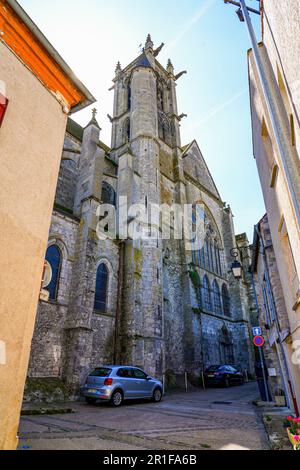 Glockenturm der Geburtskirche in der mittelalterlichen Stadt Moret-sur-Loing in seine et Marne, Frankreich Stockfoto