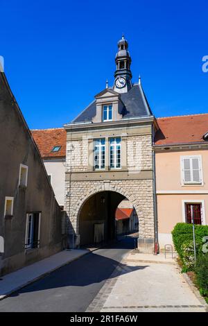 Renaissance-Torhaus mit Schieferdach, bedeckt mit einem Taubenschlag in der mittelalterlichen Stadt Moret-sur-Loing in seine et Marne, Frankreich Stockfoto