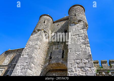 Der befestigte Turm Porte de Samois („Samois-Tor“) in den antiken Mauern der mittelalterlichen Stadt Moret-sur-Loing in seine et Marne, Frankreich Stockfoto