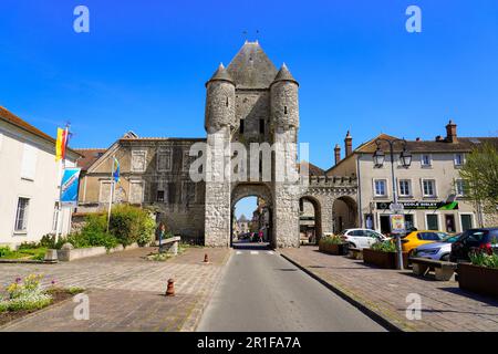 Der befestigte Turm Porte de Samois („Samois-Tor“) in den antiken Mauern der mittelalterlichen Stadt Moret-sur-Loing in seine et Marne, Frankreich Stockfoto