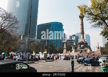 Demonstranten treffen sich an der Statue des Engels der Unabhängigkeit am Paseo de la Reforma in Mexiko-Stadt Stockfoto