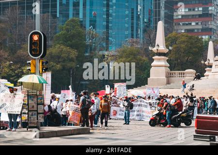 Demonstranten treffen sich an der Statue des Engels der Unabhängigkeit am Paseo de la Reforma in Mexiko-Stadt Stockfoto