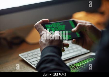 Hacking, Telefonbildschirm und Hände für Softwaredaten, Crack-Code oder Passwort und Internet- oder Cyberkriminalität. Online, Cyber-Dieb und Codierung Stockfoto