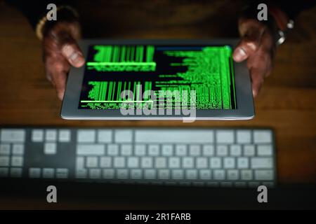 Hacker, man-Hands und Tablet-Bildschirm für Softwaredaten, Code oder Passwort bei Codierung, Programmierung und Nachtarbeit. Online-Kriminelle, Cyberdiebe und Stockfoto