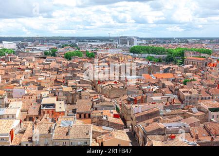 Wohnhäuser mit gefliesten Dächern mit Blick von oben. Bordeaux France Europa Stockfoto