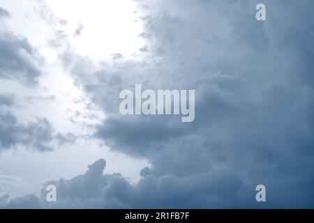 Grauer Wolkenhintergrund. Düsterer Wetterhimmel Stockfoto