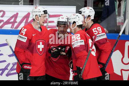 Riga, Lettland. 13. Mai 2023. Die schweizerischen Spieler feiern das Ergebnis des Spiels der Gruppe B zwischen Slowenien und der Schweiz bei der IIHF-Eishockey-Weltmeisterschaft 2023 in Riga, Lettland, am 13. Mai 2023. Kredit: Edijs Palens/Xinhua/Alamy Live News Stockfoto