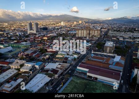 Wunderschöner Blick aus der Vogelperspektive auf den Metropolitan Central Park La Sabana in Costa Rica, mit seitlichem Blick auf das Nationalstadion Stockfoto