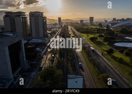 Wunderschöner Blick aus der Vogelperspektive auf den Metropolitan Central Park La Sabana in Costa Rica, mit seitlichem Blick auf das Nationalstadion Stockfoto