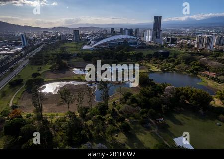 Wunderschöner Blick aus der Vogelperspektive auf den Metropolitan Central Park La Sabana in Costa Rica, mit seitlichem Blick auf das Nationalstadion Stockfoto