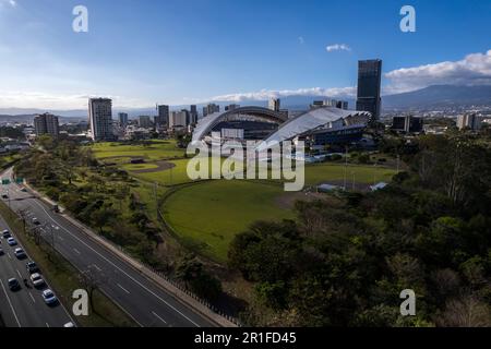 Wunderschöner Blick aus der Vogelperspektive auf den Metropolitan Central Park La Sabana in Costa Rica, mit seitlichem Blick auf das Nationalstadion Stockfoto