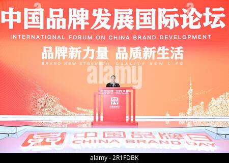 Shanghai, Chinas Shanghai. 13. Mai 2023. Der stellvertretende chinesische Ministerpräsident Ding Xuexiang, ebenfalls Mitglied des Ständigen Komitees des Politischen Büros des Zentralkomitees der Kommunistischen Partei Chinas, spricht auf dem Internationalen Forum für die Entwicklung der chinesischen Marke, das Teil der laufenden Veranstaltungen zum China Brand Day 2023 ist, am 13. Mai 2023 in Schanghai im Osten Chinas. Kredit: Yan Yan Yan/Xinhua/Alamy Live News Stockfoto