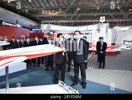 Shanghai, Chinas Shanghai. 13. Mai 2023. Der stellvertretende chinesische Ministerpräsident Ding Xuexiang, ebenfalls Mitglied des Ständigen Ausschusses des Politischen Büros des Zentralkomitees der Kommunistischen Partei Chinas, besucht eine Ausstellung über Markenentwicklung, bevor er am International Forum on China Brand Development teilnimmt, das Teil der laufenden Veranstaltungen zum China Brand Day 2023 ist. In Schanghai im Osten Chinas, 13. Mai 2023. Kredit: Yan Yan Yan/Xinhua/Alamy Live News Stockfoto