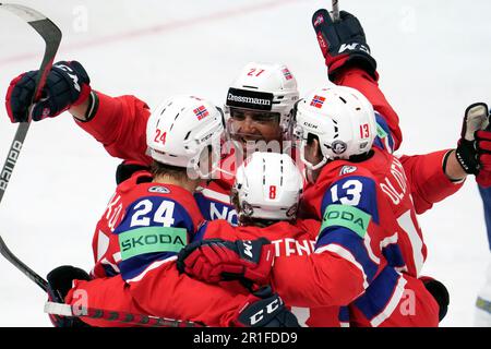 Riga, Lettland. 13. Mai 2023. Norwegens Spieler feiern beim Spiel der Gruppe B zwischen Norwegen und Kasachstan bei der IIHF-Eishockey-Weltmeisterschaft 2023 in Riga, Lettland, am 13. Mai 2023 Punkte. Kredit: Edijs Palens/Xinhua/Alamy Live News Stockfoto