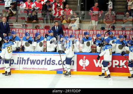 Riga, Lettland. 13. Mai 2023. Kasachstans Spieler feiern beim Spiel der Gruppe B zwischen Norwegen und Kasachstan bei der IIHF-Eishockey-Weltmeisterschaft 2023 in Riga (Lettland) am 13. Mai 2023 Punkte. Kredit: Edijs Palens/Xinhua/Alamy Live News Stockfoto