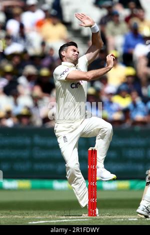 Melbourne, Australien, 27. Dezember 2021. MELBOURNE, AUSTRALIEN - 27. DEZEMBER: James Anderson aus England bowlt den Ball während des Testspiels am zweiten Weihnachtsfeiertag in der Ashes-Serie zwischen Australien und England auf dem Melbourne Cricket Ground am 27. Dezember 2021 in Melbourne, Australien. (Foto: Dave Hewison/Speed Media) Kredit: Dave Hewison/Speed Media/Alamy Live News/Alamy Live News Stockfoto