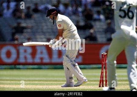 Melbourne, Australien, 28. Dezember 2021. MELBOURNE, AUSTRALIEN - 28. DEZEMBER: James Anderson von England wird während des Testspiels am zweiten Weihnachtsfeiertag in der Ashes-Reihe zwischen Australien und England am Melbourne Cricket Ground am 28. Dezember 2021 in Melbourne, Australien, ausgebowlt. (Foto: Dave Hewison/Speed Media) Kredit: Dave Hewison/Speed Media/Alamy Live News/Alamy Live News Stockfoto