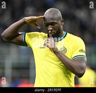 Mailand, Italien. 13. Mai 2023. Der Romelu Lukaku des FC Inter feiert sein Tor während eines Fußballspiels der Serie A zwischen dem FC Inter und Sassuolo in Mailand, Italien, am 13. Mai 2023. Kredit: Alberto Lingria/Xinhua/Alamy Live News Stockfoto