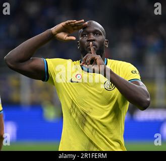 Mailand, Italien. 13. Mai 2023. Der Romelu Lukaku des FC Inter feiert sein Tor während eines Fußballspiels der Serie A zwischen dem FC Inter und Sassuolo in Mailand, Italien, am 13. Mai 2023. Kredit: Alberto Lingria/Xinhua/Alamy Live News Stockfoto