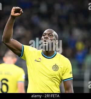 Mailand, Italien. 13. Mai 2023. Der Romelu Lukaku des FC Inter feiert sein Tor während eines Fußballspiels der Serie A zwischen dem FC Inter und Sassuolo in Mailand, Italien, am 13. Mai 2023. Kredit: Alberto Lingria/Xinhua/Alamy Live News Stockfoto