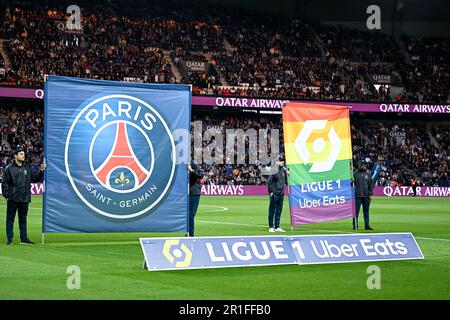 Paris, Frankreich. 13. Mai 2023. Abbildung zeigt die LGBT-Regenbogenflagge zur Bekämpfung der Diskriminierung homosexueller Schwulen während des Fußballspiels Ligue 1 zwischen AC Ajaccio (ACA) und Paris Saint Germain (PSG) am 13. Mai 2023 im Parc des Princes Stadion in Paris, Frankreich. Kredit: Victor Joly/Alamy Live News Stockfoto