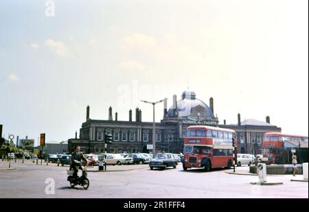 Bahnhof Norwich Thorpe British Railways, zwei Doppeldeckerbusse im Vordergrund ca. 1967-1972 Stockfoto