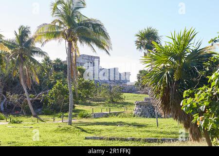 Die malerischen Ruinen von Tulum, der einzigen antiken Maya-Stadt, die auf einer Klippe über dem Meer erbaut wurde Stockfoto