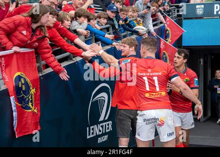 Dublin, Irland. 14. Mai 2023. Münster-Spieler feiern nach dem Halbfinalspiel der United Rugby Championship zwischen Leinster Rugby und Munster Rugby am 13. Mai 2023 im Aviva Stadium in Dublin, Irland (Foto: Andrew SURMA/Credit: SIPA USA/Alamy Live News) Stockfoto