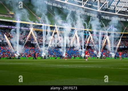 Dublin, Irland. 14. Mai 2023. Die Pyrotechnik während des Halbfinalspiels der United Rugby Championship zwischen Leinster Rugby und Munster Rugby im Aviva Stadium in Dublin, Irland, am 13. Mai 2023 (Foto: Andrew SURMA/Credit: SIPA USA/Alamy Live News Stockfoto