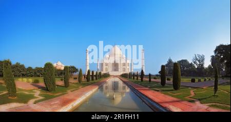 Taj Mahal mit dem Charbagh, oder Wasserpool im Vordergrund, Agra, Uttar Pradesh, Indien Stockfoto