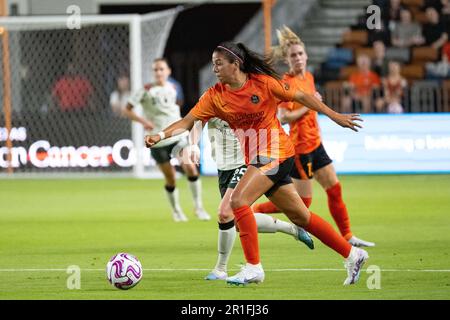 Houston, Usa. 12. Mai 2023. Houston, Texas, Mai 12. 2023: Maria Sanchez (7 Houston Dash) läuft während des regulären Saisonspiels des Houston Dash und Portland Thorns FC im Shell Energy Stadium in Houston, Texas, auf das Tor zu. (GIA Quilap/SPP) Guthaben: SPP Sport Press Photo. Alamy Live News Stockfoto