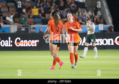 Houston, Usa. 12. Mai 2023. Houston, Texas, Mai 12. 2023: Marisa Viggiano (14 Houston Dash) High-Fives Ebony Salmon (9 Houston Dash) während des regulären Saisonspiels des Houston Dash and Portland Thorns FC im Shell Energy Stadium in Houston, Texas. (GIA Quilap/SPP) Guthaben: SPP Sport Press Photo. Alamy Live News Stockfoto