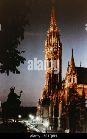 Kirche der Himmelfahrt des Budaer Schlosses, besser bekannt als Matthiaskirche in Budapest, Ungarn ca. Mitte 1970er Stockfoto