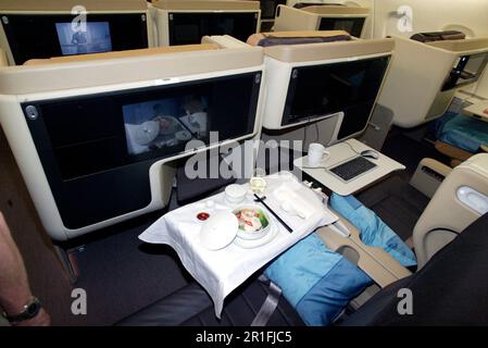 Sitzplätze in der Business-Klasse und Schlafmöglichkeiten in der Maschine Singapore Airlines A380. Flughafen Sydney (Kingsford Smith). 26.10.07. Stockfoto