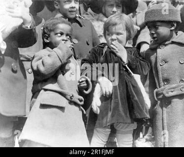 Archivfoto: Drei Kinder stehen auf dem Rasen des Weißen Hauses ca. 1923 Stockfoto