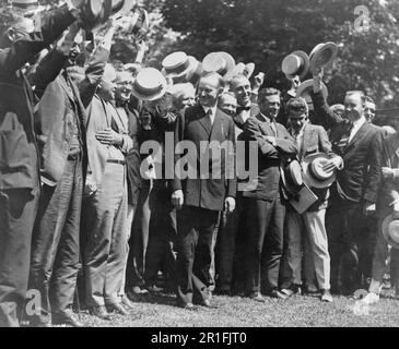 Archivfoto: Journalisten jubeln Präsident Coolidge nach ihrer ersten Konferenz mit ihm im Weißen Haus an. 1923 Stockfoto