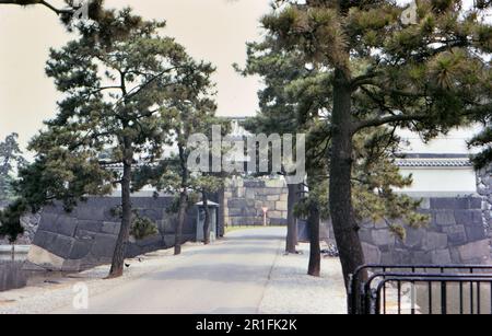 Tor des Kaiserpalastes in Japan ca. 1973 Stockfoto