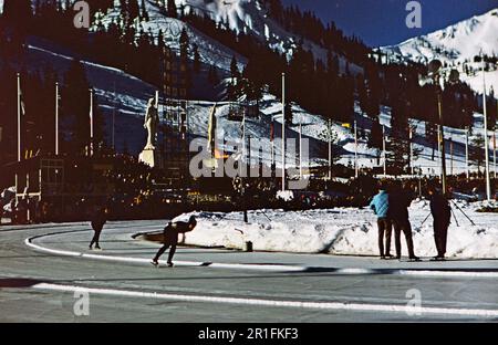 Olympische Winterspiele 1960 in Squaw Valley Kalifornien: Unbekannte Wettkämpfer beim 3000 Meter langen Speed Skating für Frauen Stockfoto