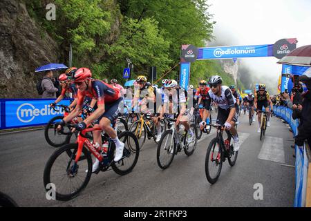 Tramonti, Salerno, Italien. 11. Mai 2023. Tramonti, Salerno, Italien - 11. Mai 2023 : Radfahrer während der sechsten Etappe der italienischen Radtour von Neapel mit Rückkehr nach Neapel. Grand Prix des Berges am Pass von Chiunzi, der vom Agro Nocerino Sarnese zur Amalfiküste führt. 162 km lange Bühne gewonnen von Pedersen Mads of the Trek - Segafredo-Team. (Kreditbild: © Pasquale Senatore/Pacific Press via ZUMA Press Wire) NUR REDAKTIONELLE VERWENDUNG! Nicht für den kommerziellen GEBRAUCH! Stockfoto