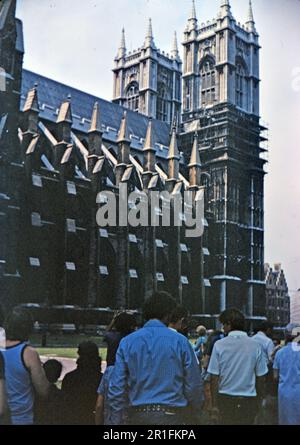 Foto von Touristen außerhalb der Westminster Abbey in London, England, ca. 1973 Stockfoto